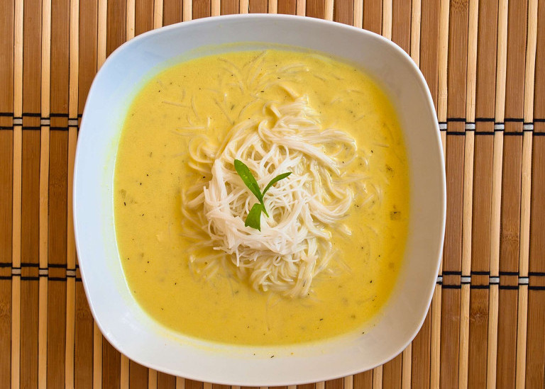 Рыбный суп из трески с карри в тайском стиле