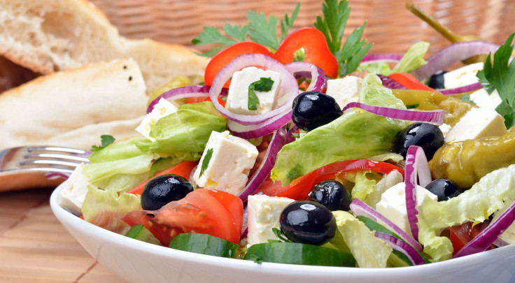 Греческий салат с салатом айсберг