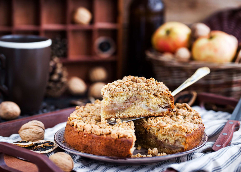 Пирог с яблоками и орехами