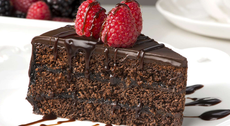 Быстрый шоколадный торт с вареньем