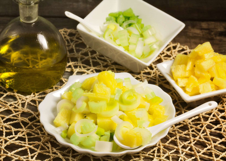 Салат из лука-порея и ананаса