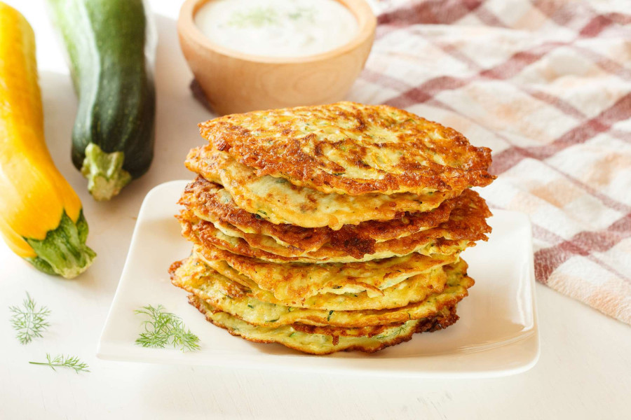 Оладьи из кабачков на сковороде. Оладьи на кефире с кабачками. Кабачковые оладушки на сковороде пышные. Оладьи из кабачков. Оладушки из кабачков пышные и вкусные.