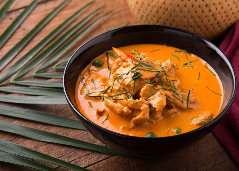 Тайский суп с курицей карри