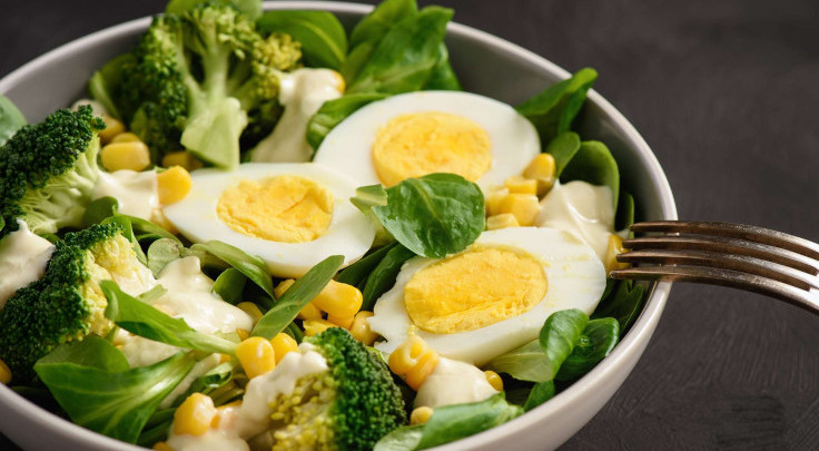 Салат из брокколи с яйцом и кукурузой
