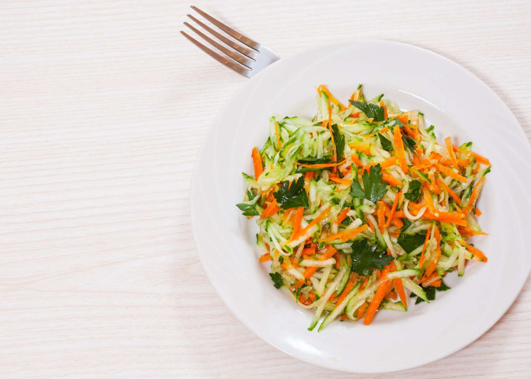Салат из моркови и лука-порея