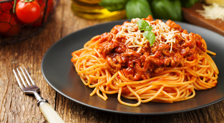 Спагетти с консервированными помидорами