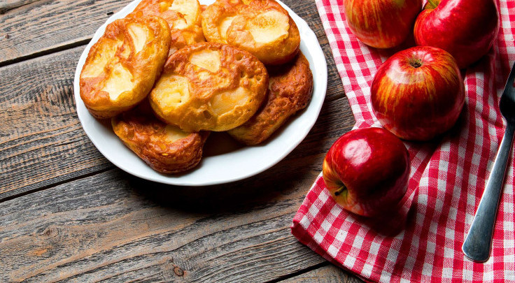 Дрожжевые пирожки с яблоками