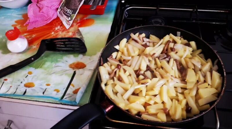 Картошка тушеная с грибами - приготовление по простым рецептам