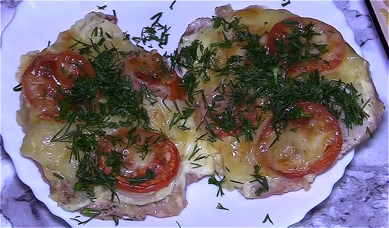Свинина по-французски с помидорами и сыром в духовке