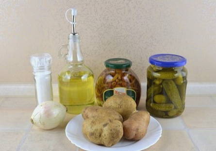 Салат с маринованными опятами: 5 вкусных и простых рецептов