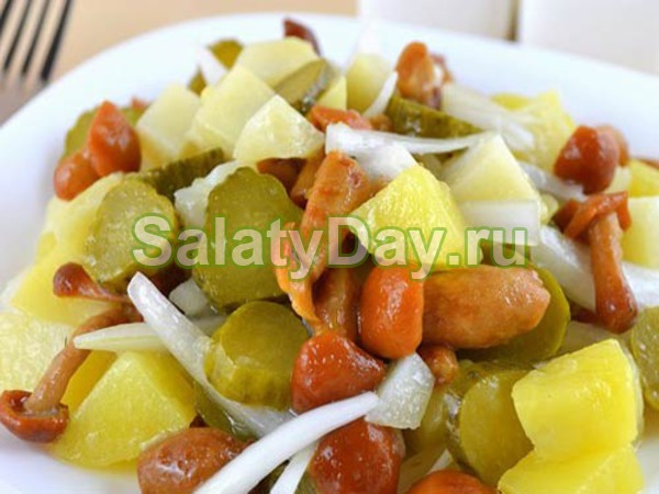 Салат с маринованными опятами, картофелем и соленым огурцом