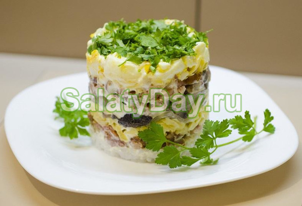 Остренький салат с копчёной курочкой и маринованными грибами