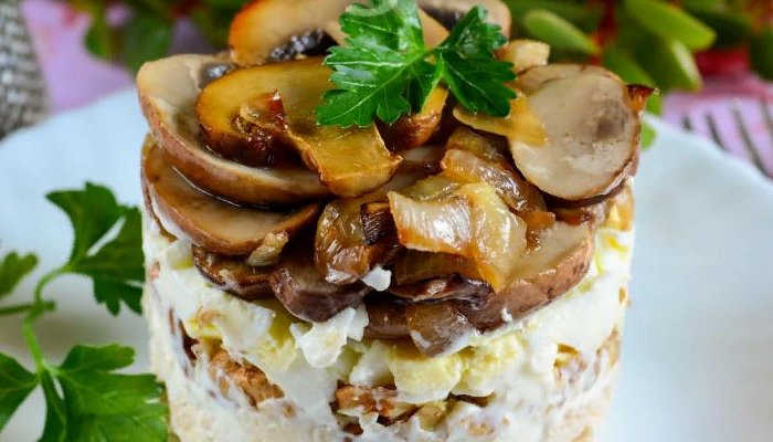 Классический салат с курицей и грибами