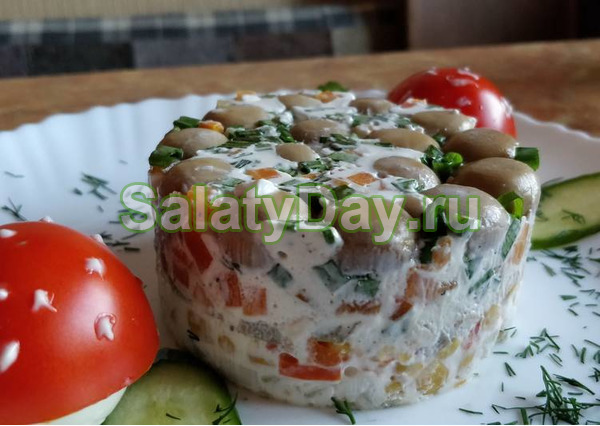 Салат с овощами, маринованным перцем и кукурузой, солеными огурцами