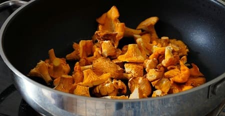 Сколько жарить грибы на сковороде