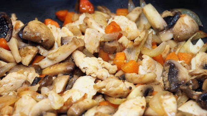 Шампиньоны в сметане на сковороде - 7 рецептов приготовления с пошаговыми фото