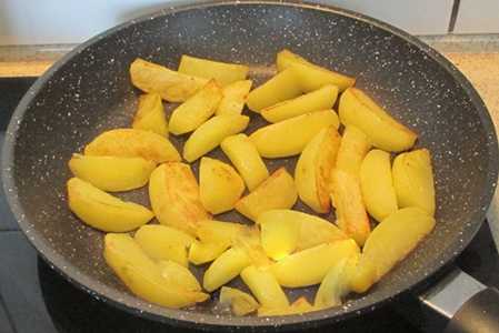 Жареная картошка с грибами на сковороде - 7 быстрых и легких рецептов
