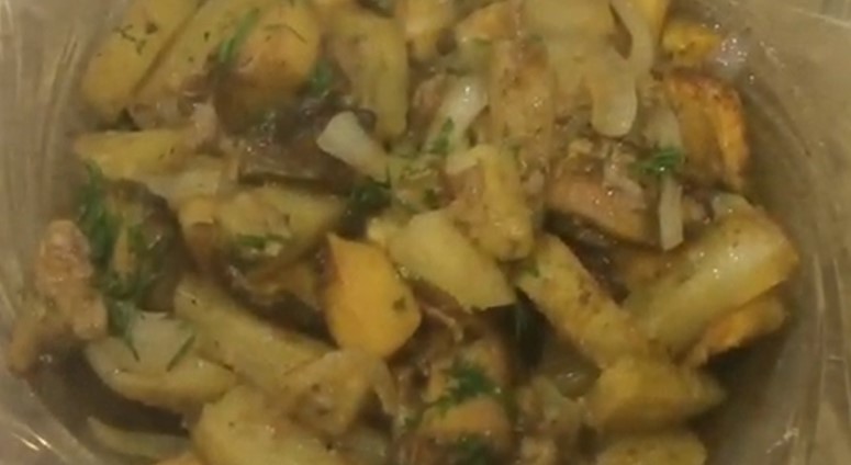 Жареная картошка с лесными грибами на сковороде - пошаговые рецепты приготовления