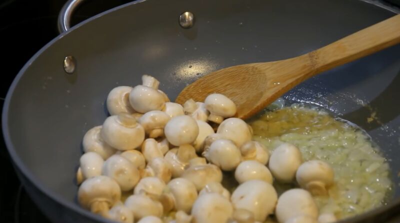 Жареная картошка с лесными грибами на сковороде - пошаговые рецепты приготовления