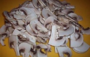 порезать дольками грибы